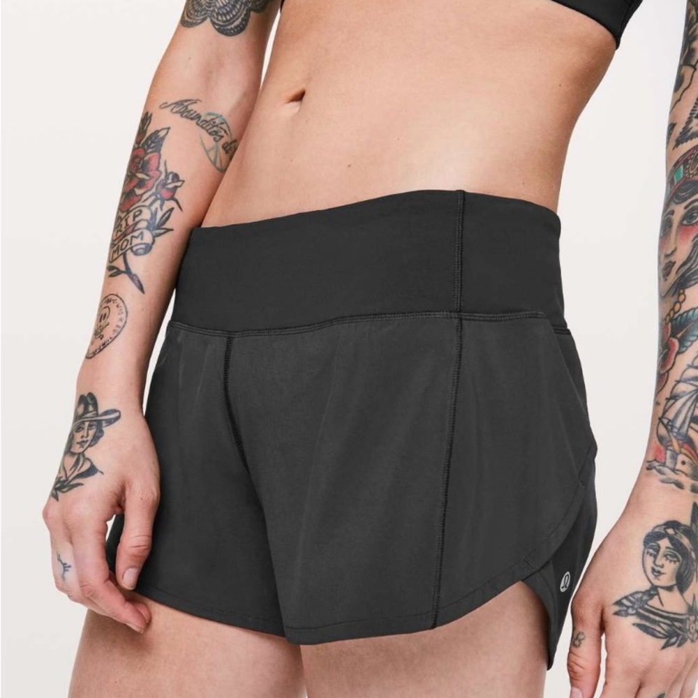 Lululemon Speed Up Short *Long 4" size 6
Black